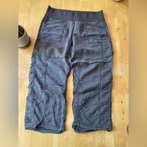 Lululemon cargo capri size 8